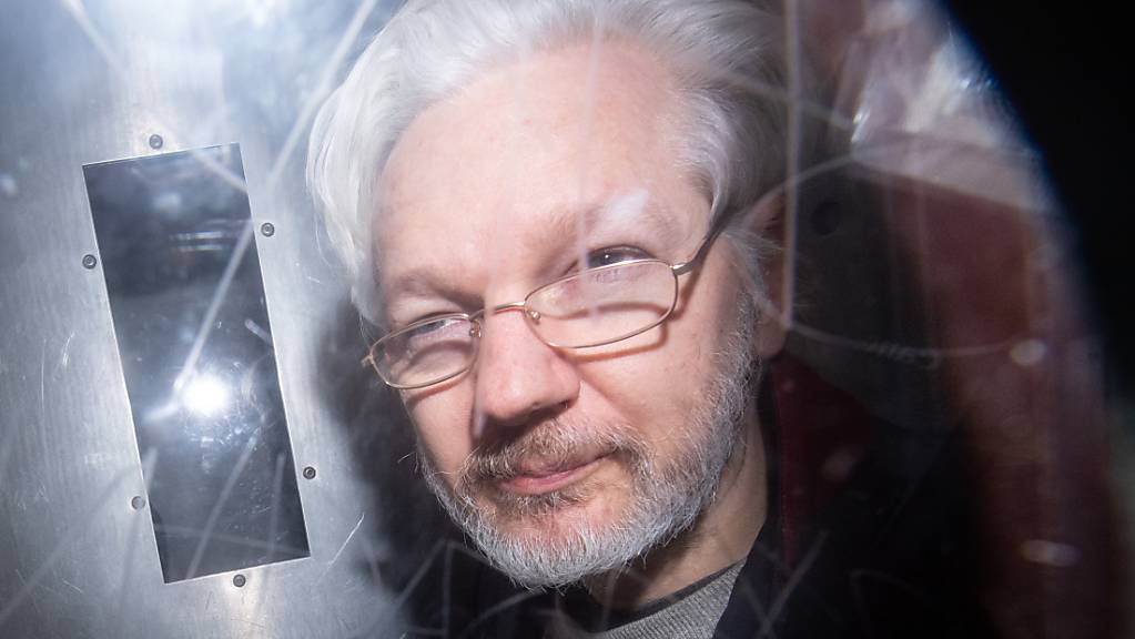 ARCHIV - Wikileaks-Gründer Julian Assange verlässt das Gerichtsgebäude. Der High Court in London teilte am Donnerstag mit, dass er die Berufung im Auslieferungsverfahren der USA in «beschränkter Weise» zulasse. Daraufhin forderte die Organisation Reporter ohne Grenzen erneut die Freilassung Assanges. Foto: Dominic Lipinski/PA Wire/dpa
