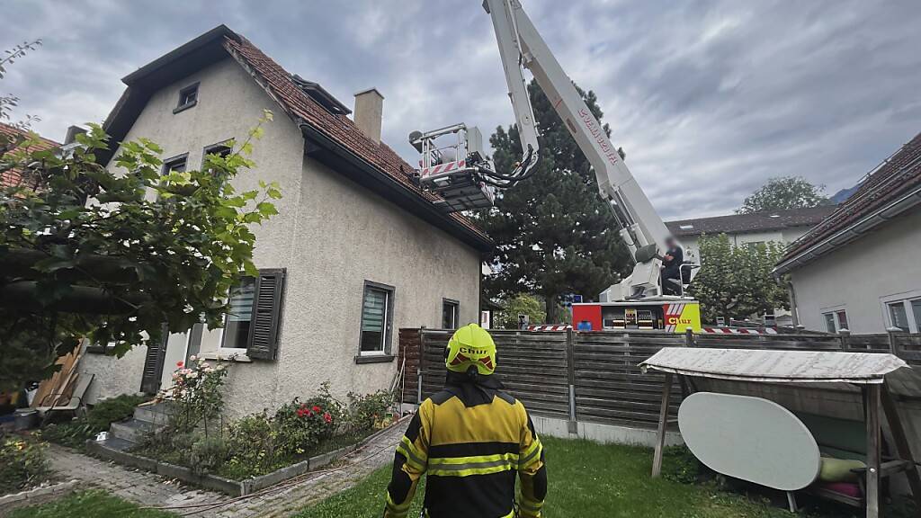 Churer Feuerwehrleute befreien Hund Gordon aus seiner misslichen Lage.