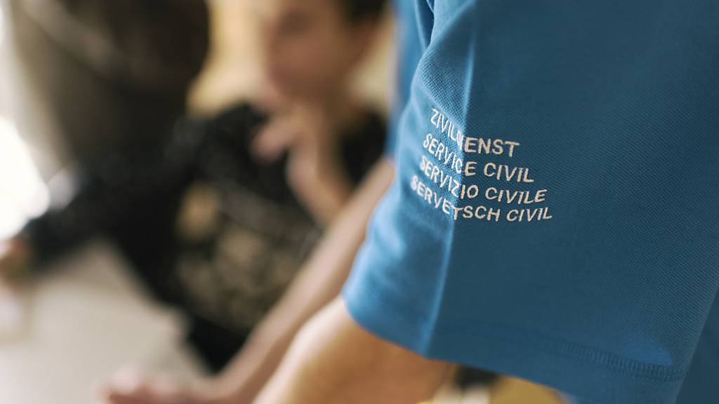 Der Bundesrat will, dass weniger Dienstpflichtige sich in den Zivildienst umteilen lassen. Er will das Gesetz entsprechend anpassen. (Themenbild)