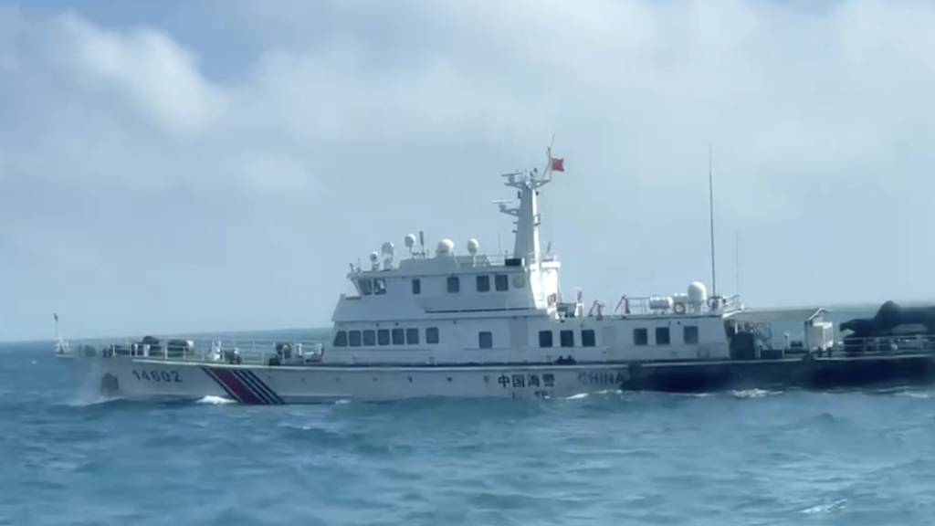 HANDOUT - Ein Boot der chinesischen Küstenwache das an der Küste der Matsu-Inseln in Taiwan vorbeifährt. Foto: Uncredited/Taiwan Coast Guard/TAIWAN PRESIDENTIAL OFFICE via AP/dpa - ACHTUNG: Nur zur redaktionellen Verwendung und nur mit vollständiger Nennung des vorstehenden Credits