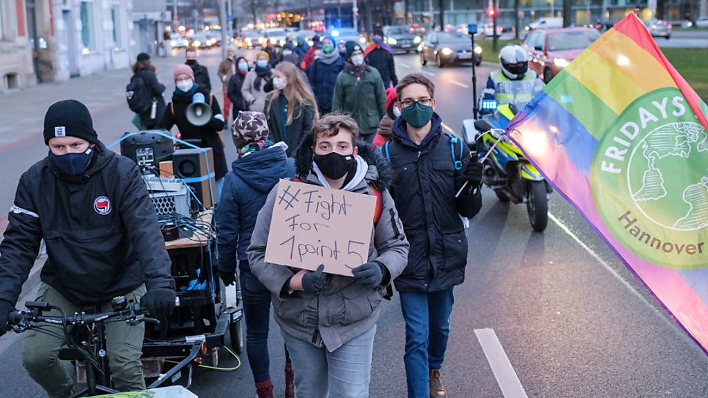 ARCHIV - Aktivisten der Klimabewegung «Fridays for Future» demonstrieren zum globalem Streikttag im Dezember mit einem «Walk of Shame» in der Innenstadt von Hannover. Foto: Ole Spata/dpa