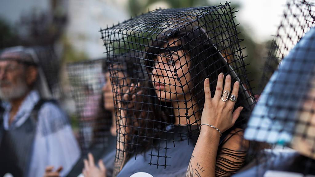 Familie und Angehörige der von der Hamas entführten Deutschen demonstrieren vor der deutschen Botschaft in Tel Aviv für ihre Freilassung. Foto: Ilia Yefimovich/dpa