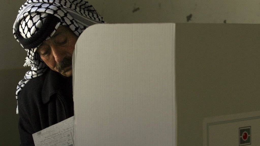 Die Palästinenser müssen weiter auf Wahlen in beiden ihrer Gebiete warten - vorerst wird nur im Westjordanland abgestimmt, nicht im Gazastreifen. (Symbolbild von den Wahlen 2006 in Nablus)