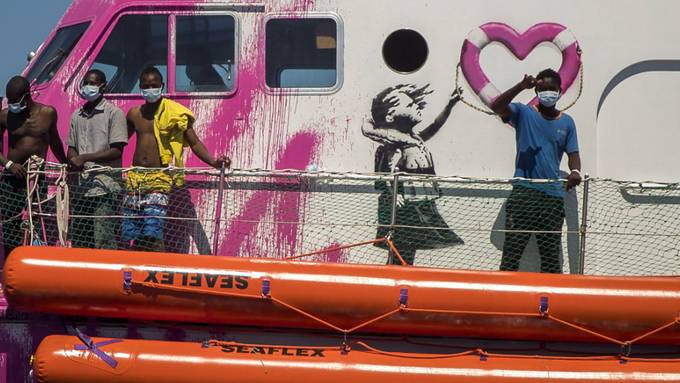 «Sea-Watch 4» übernimmt rund 150 Migranten von «Louise Michel»