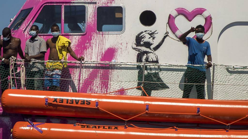 dpatopbilder - Ein Junge an Bord der «Louise Michel», das von Banksy finanziert wird, winkt. Foto: Santi Palacios/AP/dpa