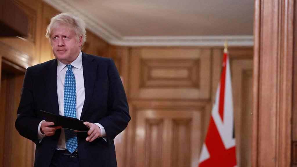 Boris Johnson, Premierminister von Großbritannien, trifft in der Downing Street zu einer Pressekonferenz zur Corona-Pandemie ein. Nach Angaben von Johnson sind landesweit mittlerweile mehr als 1,3 Millionen gegen das Coronavirus geimpft worden. Foto: Hannah Mckay/PA Wire/dpa