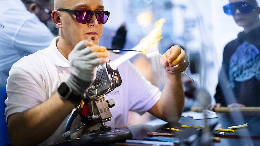Jugendliche erkunden an der Berufsmesse Zürich verschiedene Ausbildungsberufe. (Archivbild)