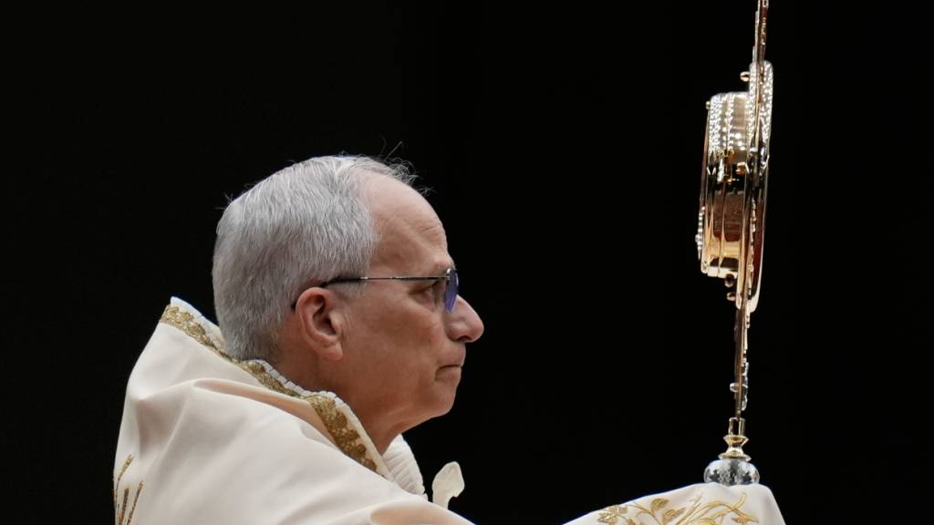 Papst Leo XIV. steht einer Rosenkranzandacht für den Frieden auf dem Petersplatz. Foto: Gregorio Borgia/AP/dpa/Archiv