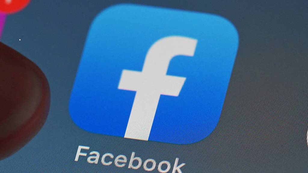 ARCHIV - ILLUSTRATION - Auf dem Bildschirm eines Smartphones ist die Facebook-App zu sehen. Foto: Uli Deck/dpa