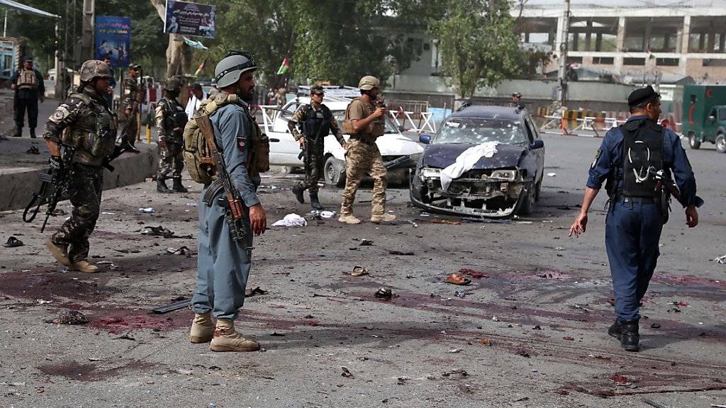 Afghanische Sicherheitskräfte am Tatort eines Selbstmordanschlags in der Provinz Nangarhar.