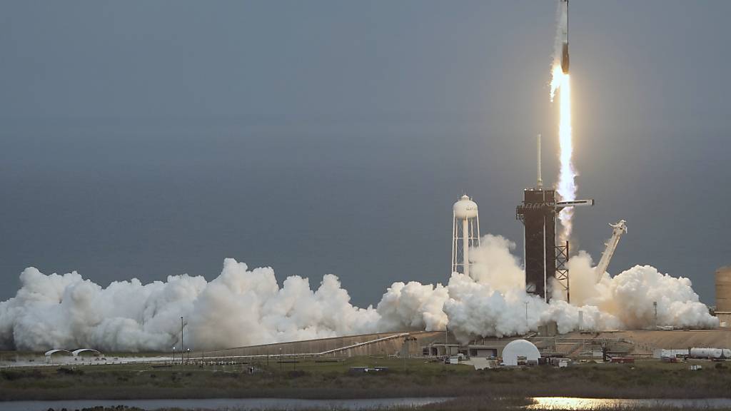 Die Falcon-9-Rakete ist mit einem Tag Verzögerung gestartet.