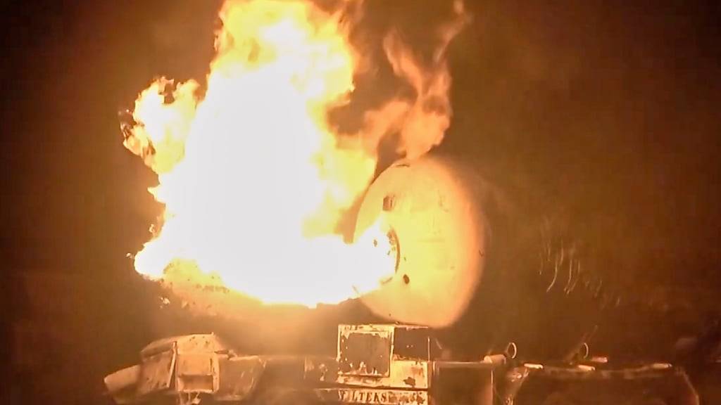 dpatopbilder - Ein Öltanker brennt nach dem US-Angriff. Foto: Uncredited/Al Masirah TV/AP/dpa - ACHTUNG: Nur zur redaktionellen Verwendung im Zusammenhang mit der aktuellen Berichterstattung und nur mit vollständiger Nennung des vorstehenden Credits