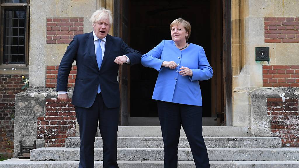 dpatopbilder - Großbritanniens Premierminister Boris Johnson begrüßt Bundeskanzlerin Angela Merkel vor ihrem bilateralen Treffen in Chequers, dem Landhaus des Premierministers. Foto: Stefan Rousseau/PA Wire/dpa