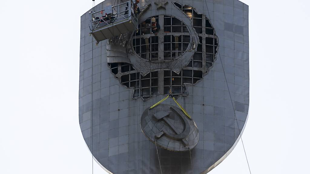 Von der riesigen Mutter-Heimat-Statue in Kiew werden Hammer und Sichel entfernt. Foto: Jae C. Hong/AP/dpa
