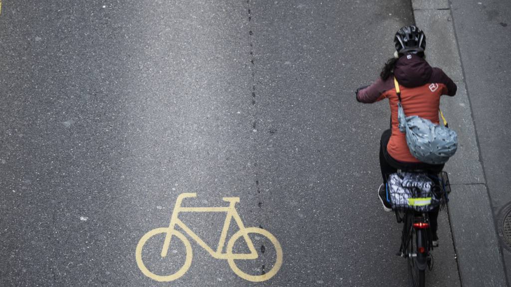 Mehr Platz für Velos: Die Stadt Zürich hat am Neumühlequai vorübergehend eine Fahrspur für Autos gesperrt und als Veloweg markiert. Beim Kanton kommt das nicht gut an. (Symbolbild)