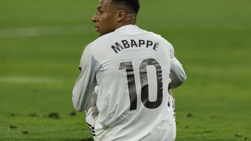Kylian Mbappé sitzt am Boden. Er scheint nicht fit zu sein