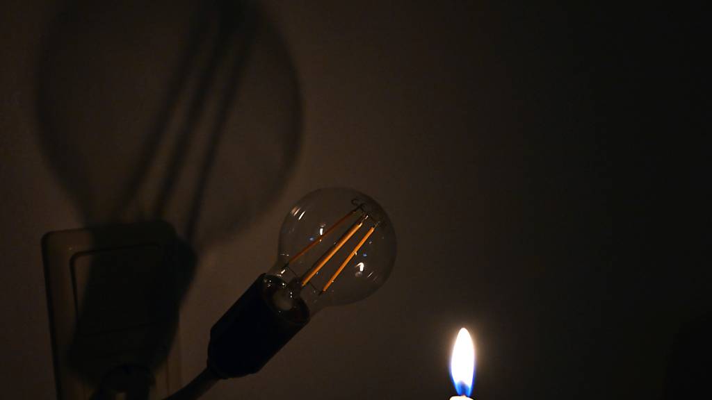 In den Gemeinden Bargen, Merishausen und Beggingen SH ist es in der Nacht auf Freitag zu einem Stromausfall gekommen. Laut Alertswiss kann es zu Störungen bei Telefonie und Datendiensten kommen. (Symbolbild)