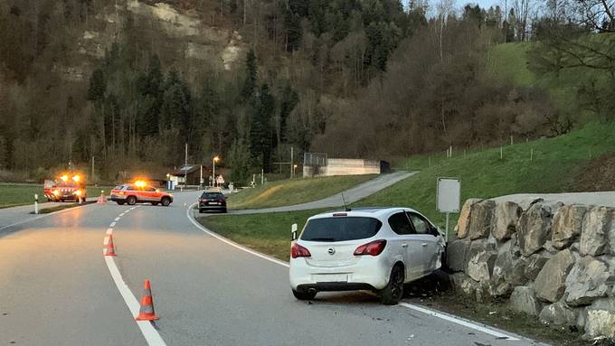 Auto prallt in Steinmauer – Fahrer verletzt