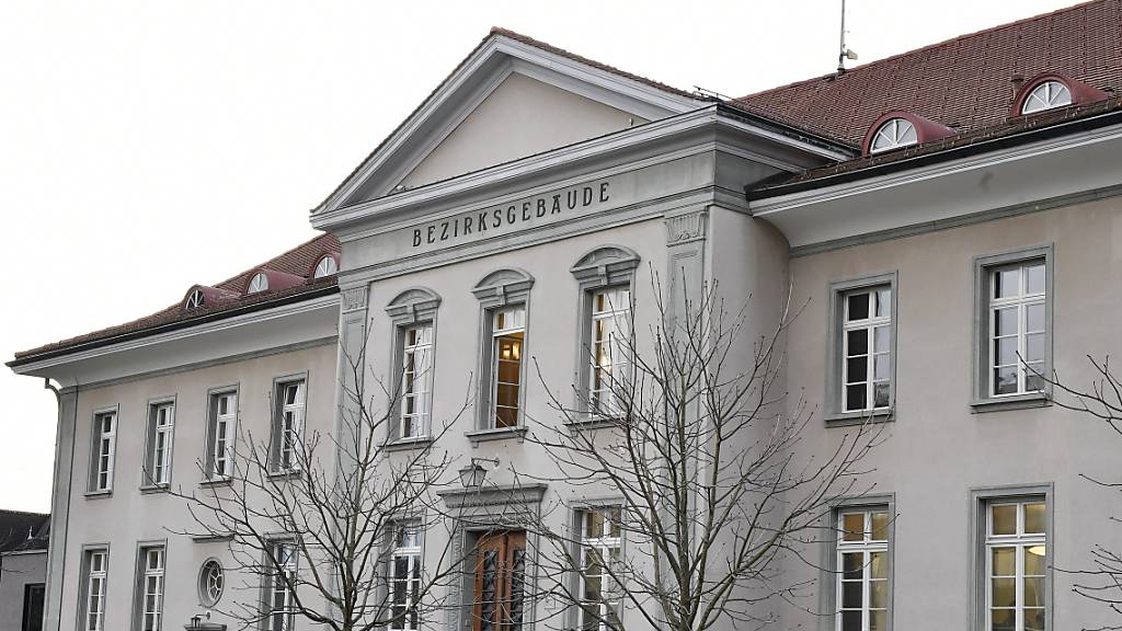 Ein 27-jähriger Schweizer musste sich am Donnerstag vor dem Bezirksgericht Zürich verantworten, weil er bei einem Restaurant und einem Ladengeschäft mehrfach Scheiben eingeschlagen hat. (Symbolbild)