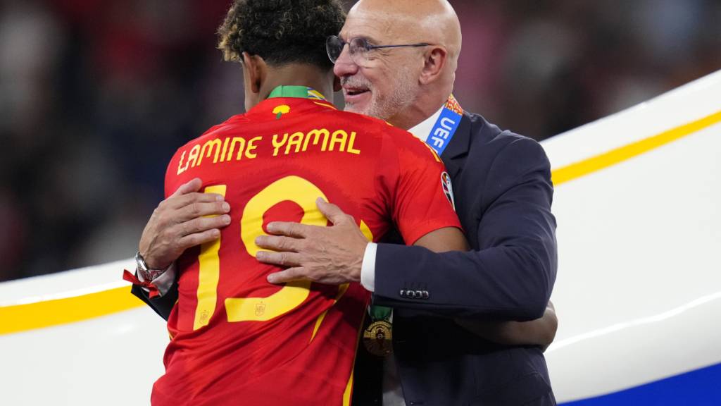 Ein weltmeisterliches Gespann? Nationalcoach Luis de la Fuente herzt Lamine Yamal