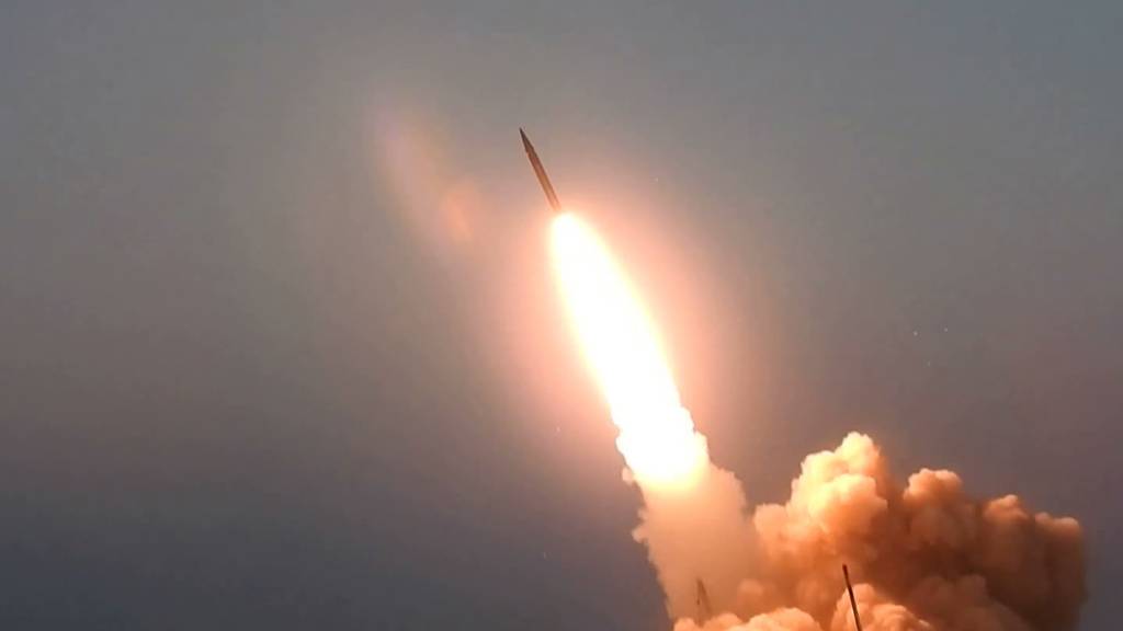 HANDOUT - Dieses Bild soll den Start der Rakete «Märtyrer Hadsch Ghassem» an einem unbekannten Ort zeigen. Foto: Uncredited/Iranian Defense Ministry/AP/dpa - ACHTUNG: Nur zur redaktionellen Verwendung und nur mit vollständiger Nennung des vorstehenden Credits