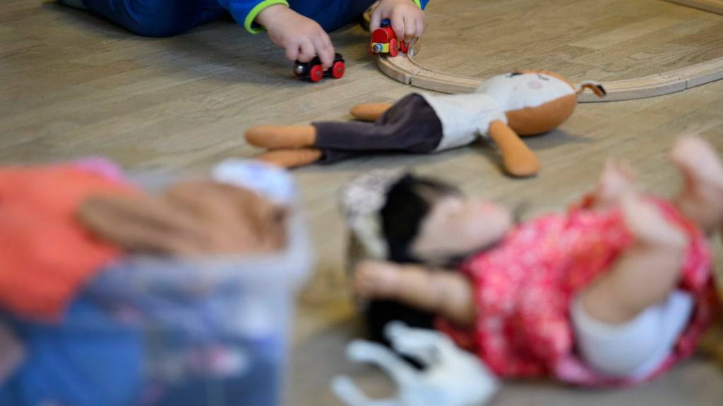 Die Stadt Zug prüft «ein schweizweit einzigartiges Modell» für die Finanzierung der Betreuung in Kindertagesstätten. (Symbolbild)