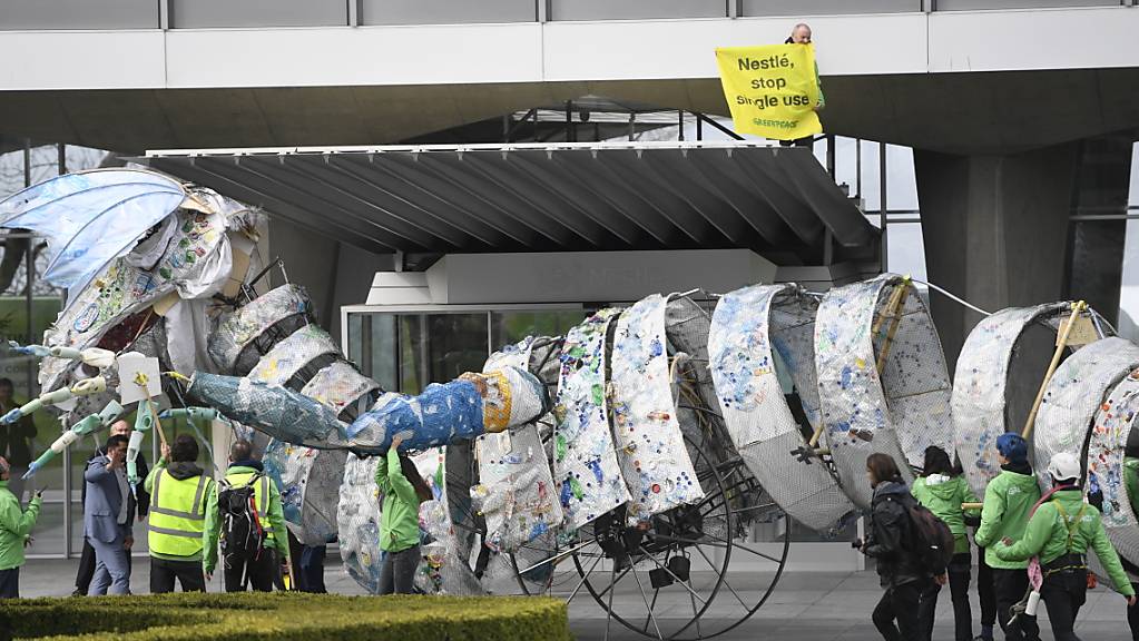 Im letzten Jahr brachten Greenpeace Aktivisten die auf dem Meer und an Stränden gesammelten Plastikverpackungen von Nestlé in Form eines riesigen Monsters zurück an den Hauptsitz des Nahrungsmittelkonzerns in Vevey. (Archivbild)