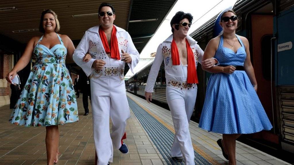 Elvis-Fans in Sydney vor dem Besteigen des Sonderzugs zum Parkes Elvis Festival.