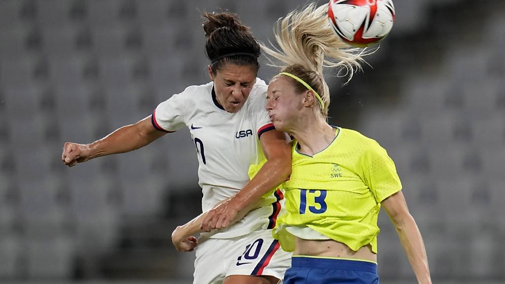 Erste Überraschung bei den Olympischen Spielen in Tokio: Schwedens Fussballerinnen (li. Amanda Ilestedt) bezwingen zum Auftakt der Gruppenphase die USA (Carli Llyod) gleich mit 3:0