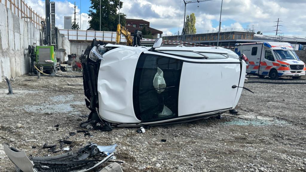 Das Auto der 63-jährigen Frau landete in einer Baugrube.