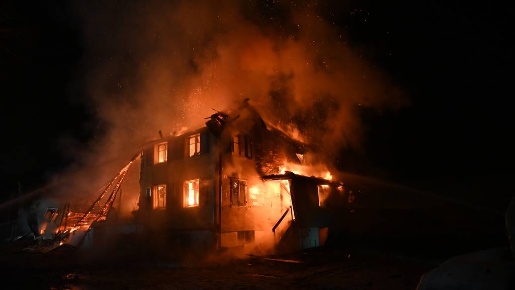Haus brennt komplett nieder – 70 Feuerwehrleute im Einsatz