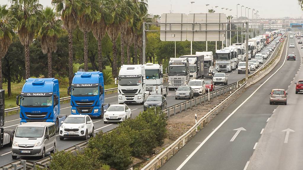 Die Proteste der Transportunternehmen in Spanien gegen die aktuellen Kraftstoffpreise und ihre schlechten Arbeitsbedingungen, wie hier in Sevilla, legen einige Teile der Wirtschaft im Land lahm. Foto: Eduardo Briones/EUROPA PRESS/dpa