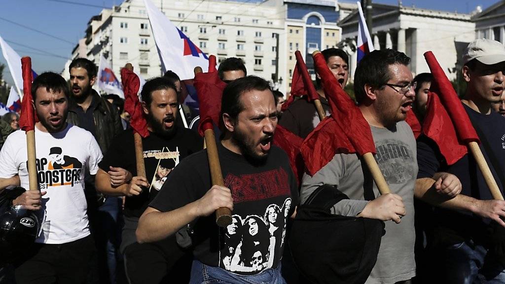 Mitglieder der Kommunisten-nahen Gewerkschaft PAME marschieren durch Athen.