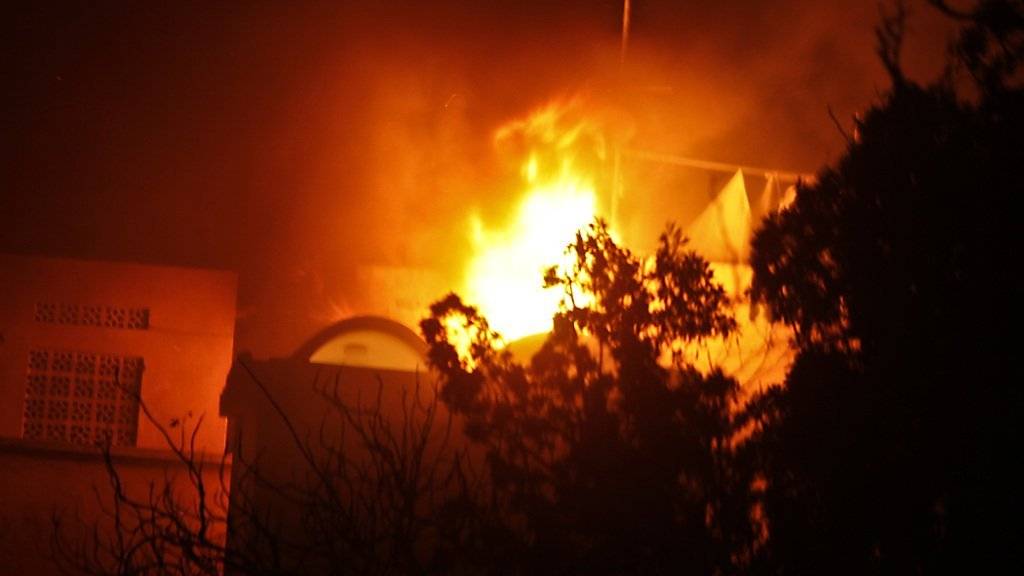 Flammen dringen aus dem umkämpften Hotel Ambassador in Mogadischu.