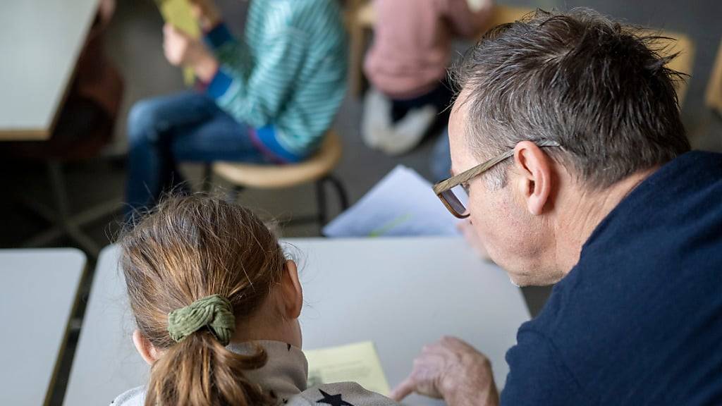 Lehrpersonen sollen mit dem Mentoring von neuen Lehrpersonen nicht zusätzlich belastet werden, findet die Schwyzer Regierung. (Symbolbild)