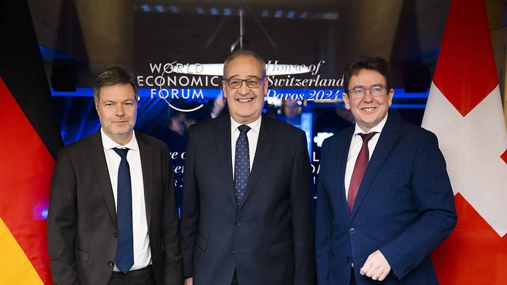 Der deutsche Vizekanzler Robert Habeck, Wirtschaftsminister Guy Parmelin und Energieminister Albert Rösti vor einem gemeinsamen Treffen am Weltwirtschaftsforum (WEF) in Davos GR.