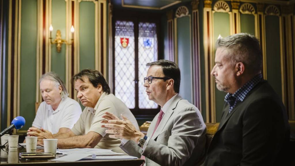 Martin Zurwera (Präsident des Walliser Fussballverbands), Christian Constantin (Präsident des FC Sion), Philippe Varone (Präsident der Stadt Sitten) und Stéphane Ganzer (Walliser Staatsrat) haben am Freitagmorgen die Zukunft des Spitzenfussballs im Wallis diskutiert.