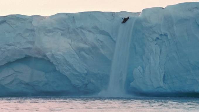 Kajak-Fahrer bezwingt als erster Mensch einen 20-Meter-Gletscherwasserfall