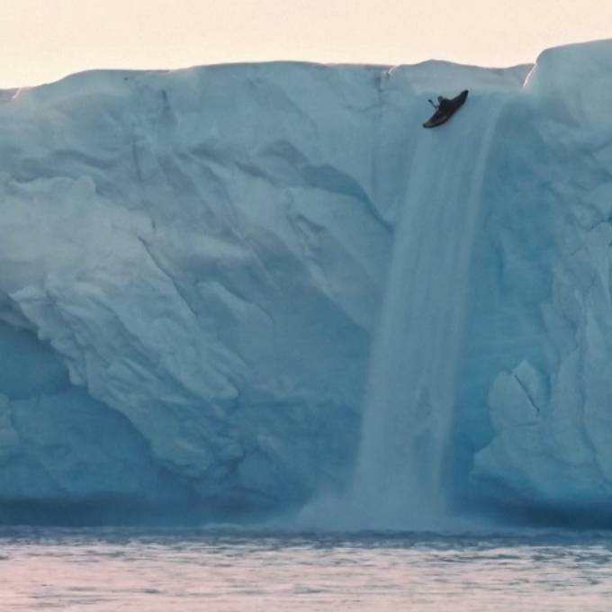 Kajak-Fahrer bezwingt als erster Mensch einen 20-Meter-Gletscherwasserfall