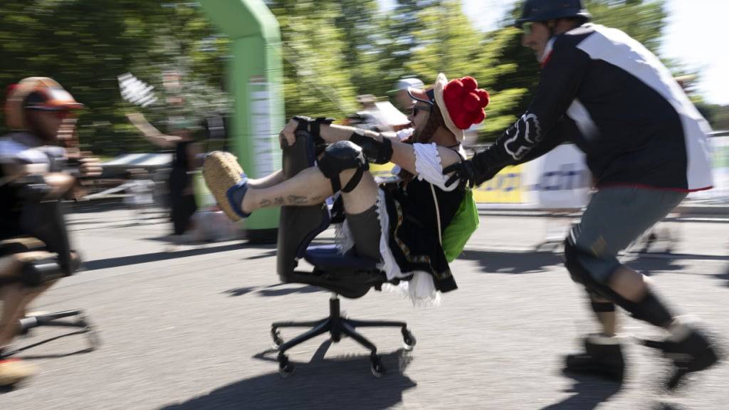 Die tollkühnen Pilotinnen und Piloten stürzten sich an der WM in Olten mit ihren Bürostühlen auf die Mühlegasse hinunter.