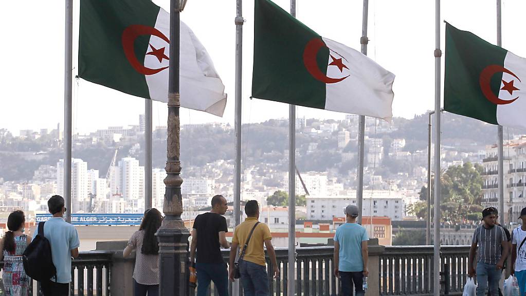 Algerische Flaggen wehen auf Halbmast entlang der Strandpromenade. Nach dem Tod des früheren Staatschefs Abdelaziz Bouteflika trauert Algerien. Laut Staatsagentur APS starb der langjährige Präsident des Landes am Freitagabend nach schwerer Krankheit. Foto: Fateh Guidoum/AP/dpa
