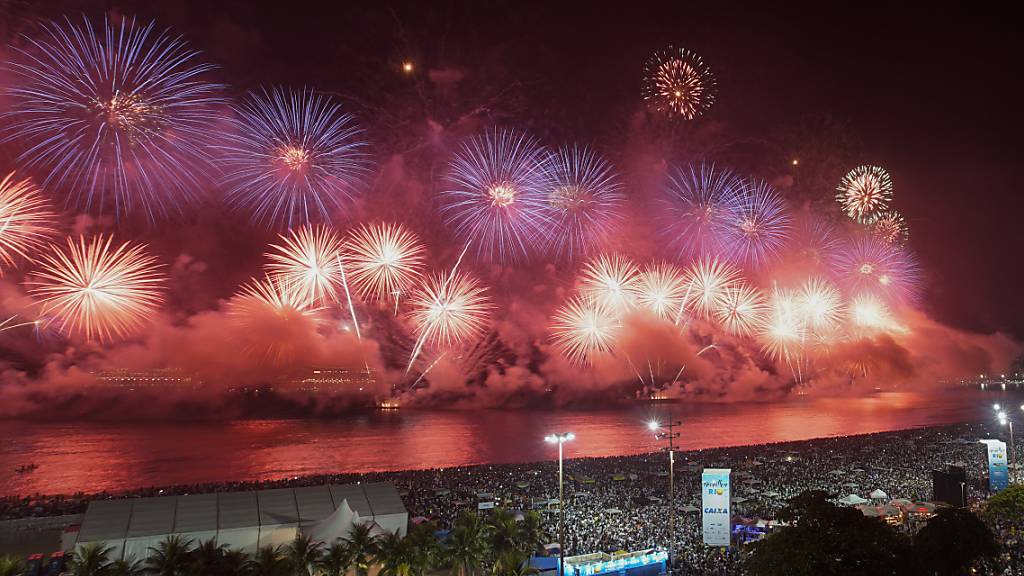 Feuerwerk explodiert am Himmel über der Copacabana während der Feier zum Jahreswechsel. Die brasilianische Metropole Rio de Janeiro sagt wegen der Corona-Pandemie erneut die berühmte Silvesterparty am Strand von Copacabana ab. 