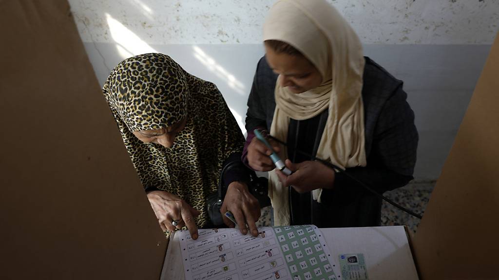 Frauen wählen in einem Wahllokal während der Provinzwahlen. Zum ersten Mal seit zehn Jahren findet im Irak wieder die Wahl der Räte für die Provinzen statt. Foto: Hadi Mizban/AP/dpa