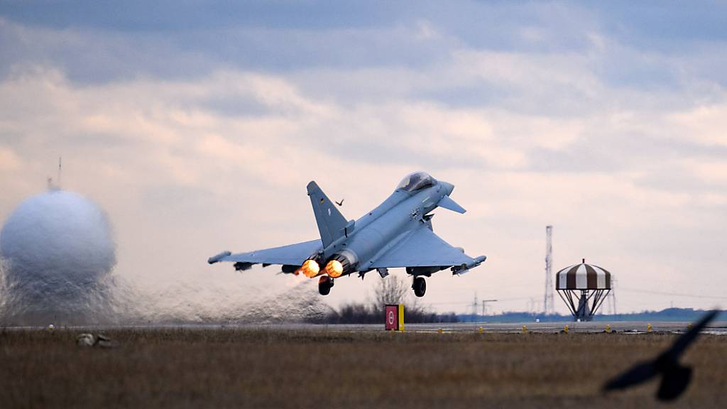 ARCHIV - Ein deutscher Eurofighter startet auf dem Flugplatz Mihail Kogalniceanu, in der Nähe von Constanta (Rumänien). Foto: Bernd von Jutrczenka/dpa