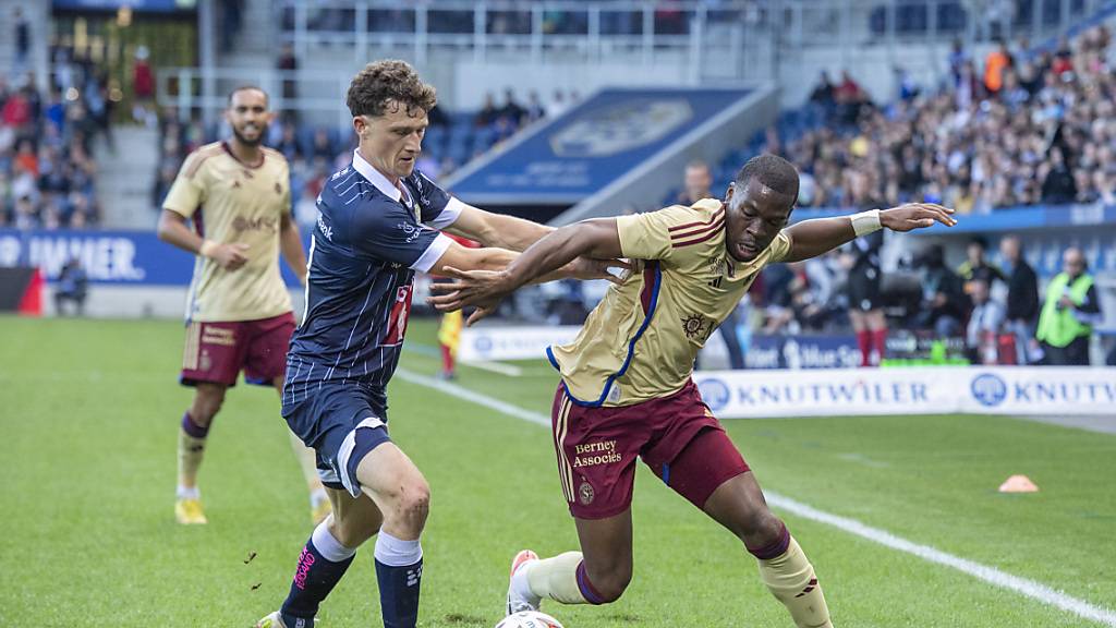 Luzerns Pius Dorn bedrängt Dereck Kutesa