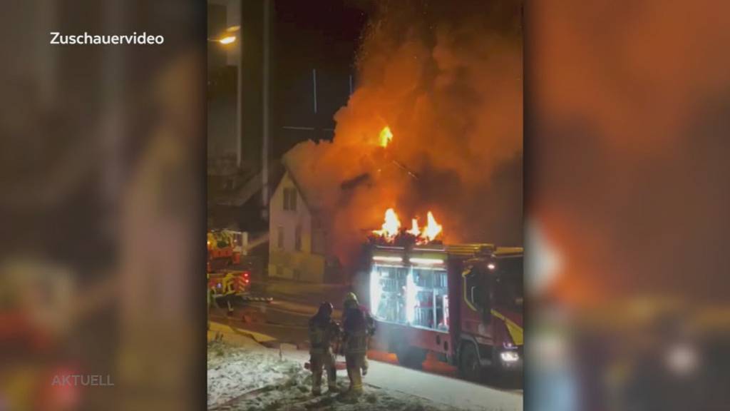 Tragödie: In Villmergen brennt ein Haus lichterloh. Eine Person kommt ums Leben.