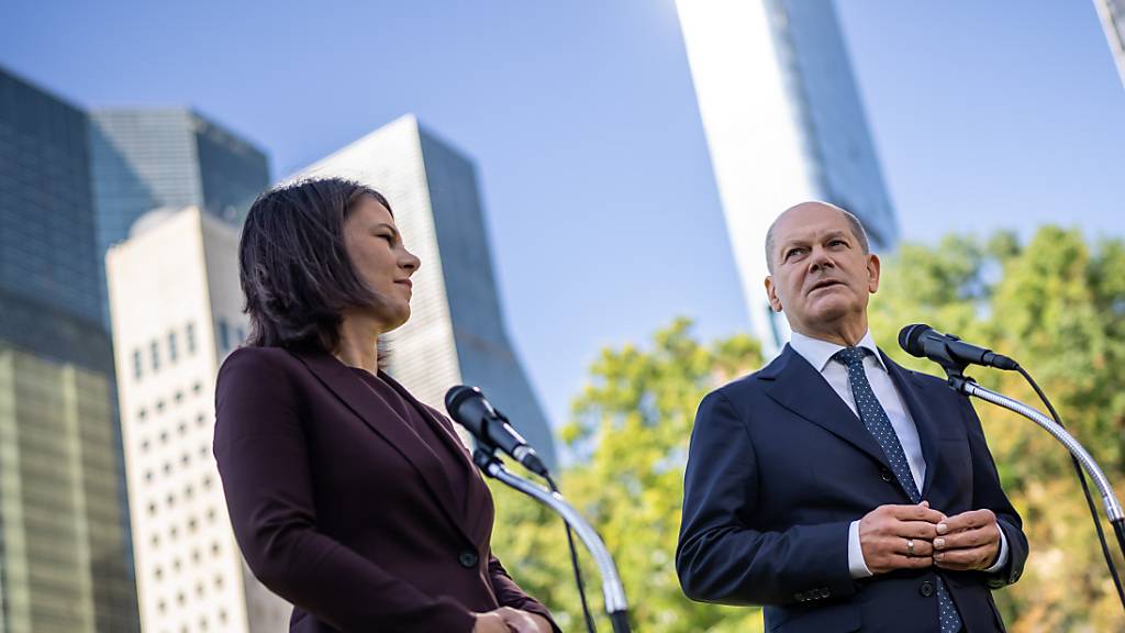 Bundeskanzler Olaf Scholz spricht neben Annalena Baerbock, Außenministerin, bei einem Statement nach der Generaldebatte bei der UN-Vollversammlung. Scholz hat Russland am Rande der UN-Generaldebatte erneut aufgefordert, den Krieg gegen die Ukraine zu beenden. Foto: Michael Kappeler/dpa