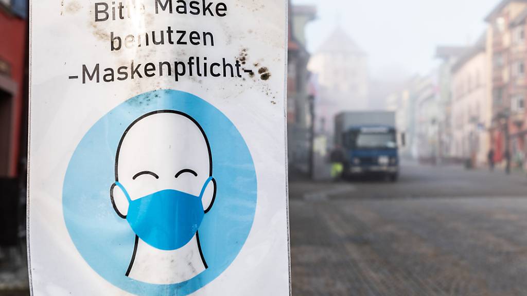 Ein Schild weist auf die Maskenpflicht in einer Fußgängerzone hin. Die Zahl der Corona-Neuinfektionen ist in Deutschland auf einem neuen Höchststand. Foto: Silas Stein/dpa