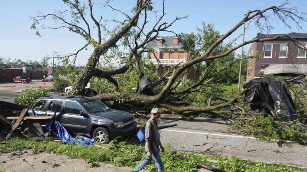 dpatopbilder - Umgestürzter Baum nach einem Sturm in St. Louis (Missouri). Foto: Jeff Roberson/AP/dpa