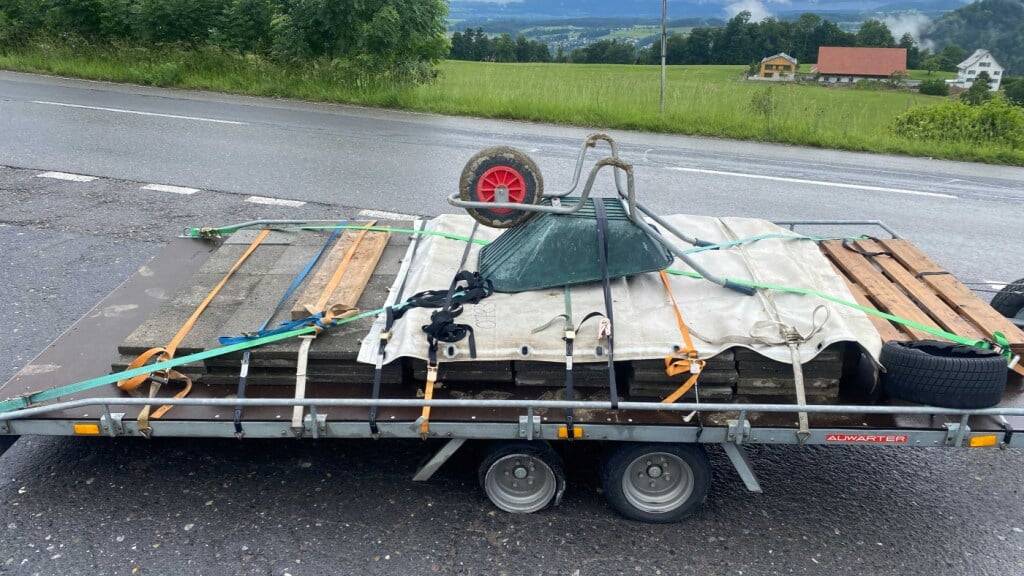 In Neuheim ZG war am Samstag ein Auto mit Anhänger stark überladen unterwegs.